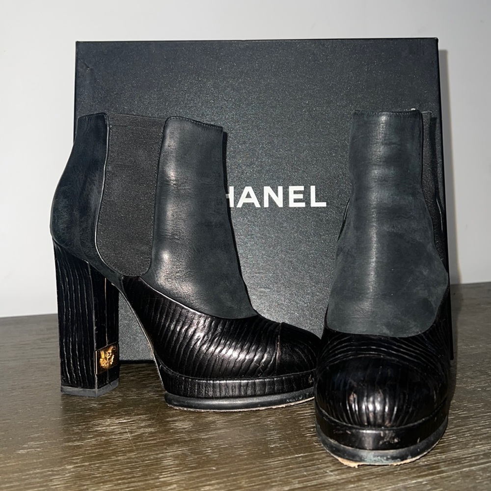CHANEL black leather & suede platform boots w/capped toe, block heel & CC logo